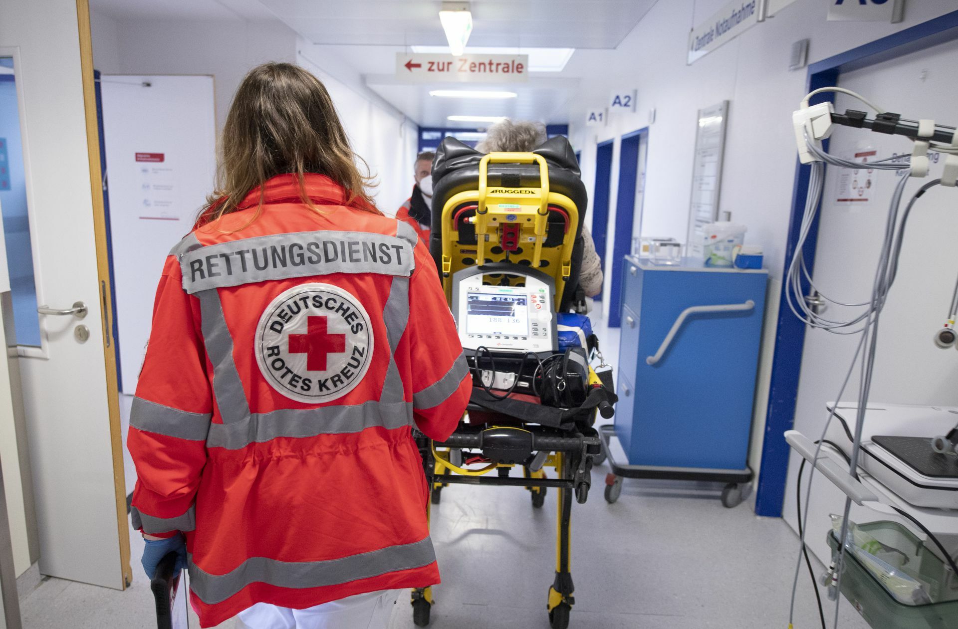 Notfallsanitäterinnen und Notfallsanitäter sind sehr gut ausgebildet – und dürfen ihr Wissen jetzt auch anwenden.