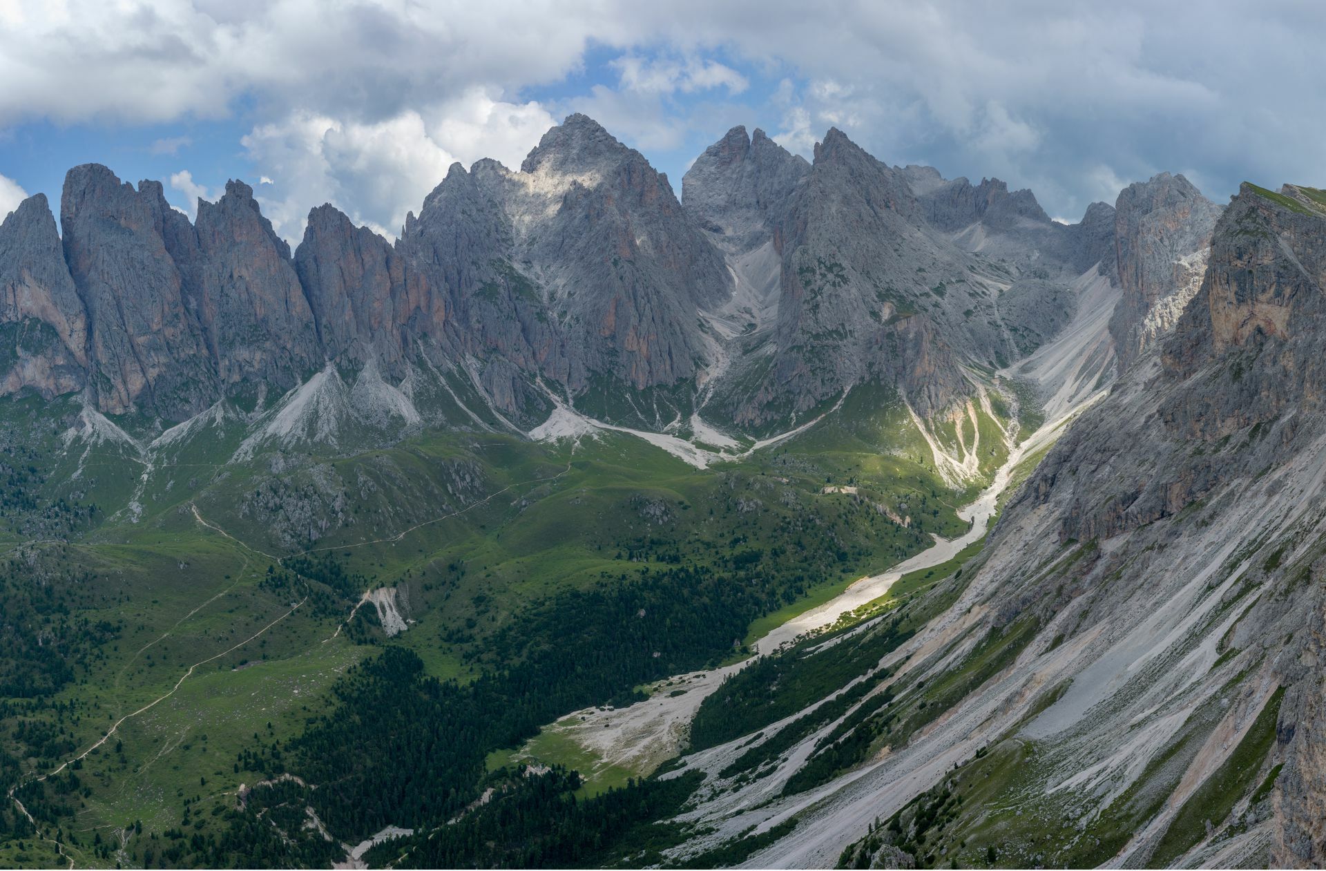 Die Geisler in Südtirol von Westen gesehen. 
Foto: Wikipedia commons/
Wolfgang Moroder/CC BY-SA 3.0
