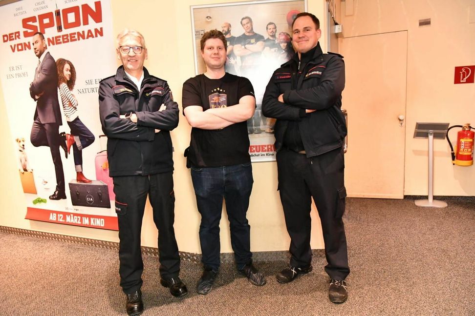 Der Böblinger Feuerwehr-Kommandant Thomas Frech, Kino-Geschäftsführer Andreas Zienteck und der Leiter der Feuerwehr-Öffentlichkeitsarbeit Tobias Wankmüller bei der Premiere der Familienkomödie „Chaos auf der Feuerwache“.     Bild: z