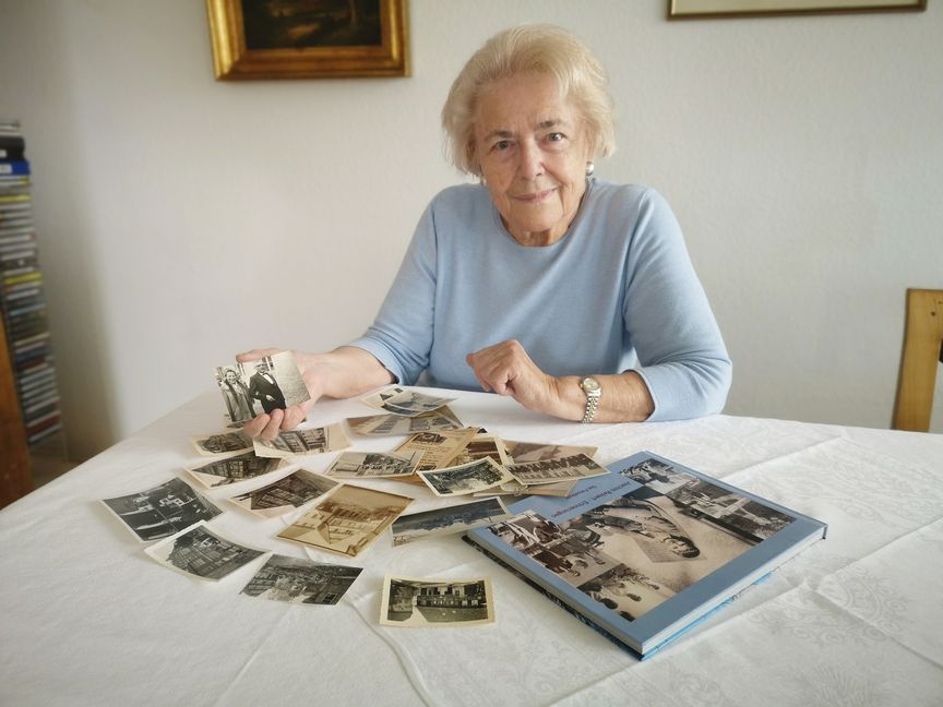 Hanne Reinert hat neben dem alten Jahrgangs-Tagebuch ihres Vaters Fritz Summ auch noch jede Menge Fotos aus längst vergangenen Tagen in Sindelfingen. Bild: Groß