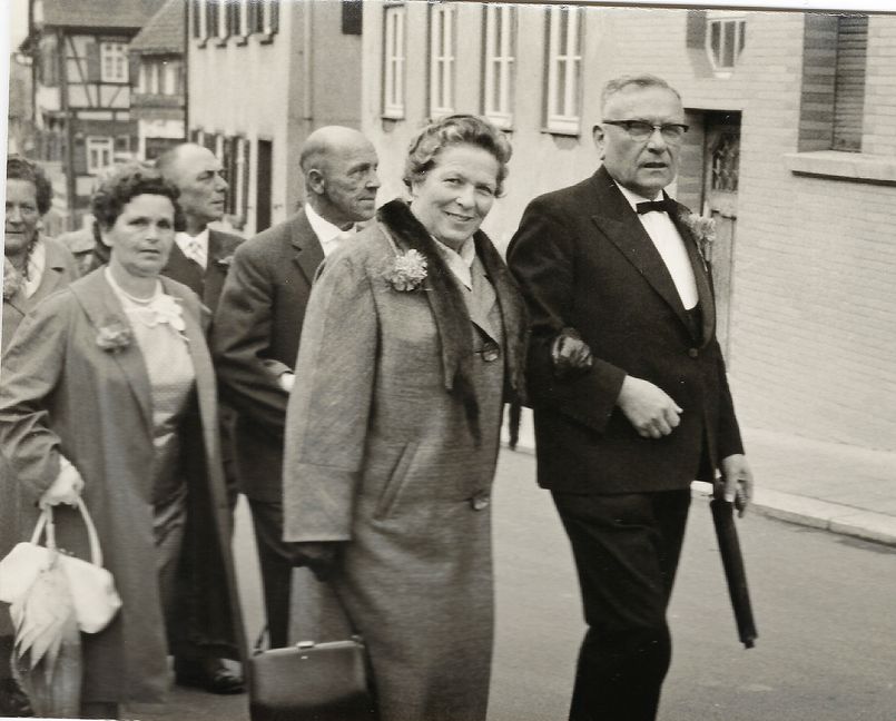 Emma und Fritz Summ auf dem Weg zum Kirchgang mit ihren Jahrgangs-Genossen im Jahr 1961. Bild: z