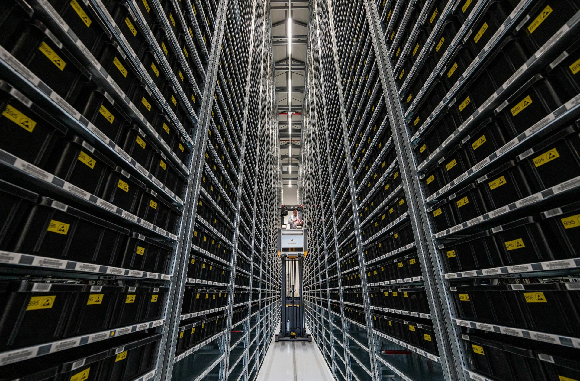 Eigentlich wird Just-in-time produziert. Große Lage sind Vergangenheit. Conti hat aber noch Elektronikteile auf Vorrat.