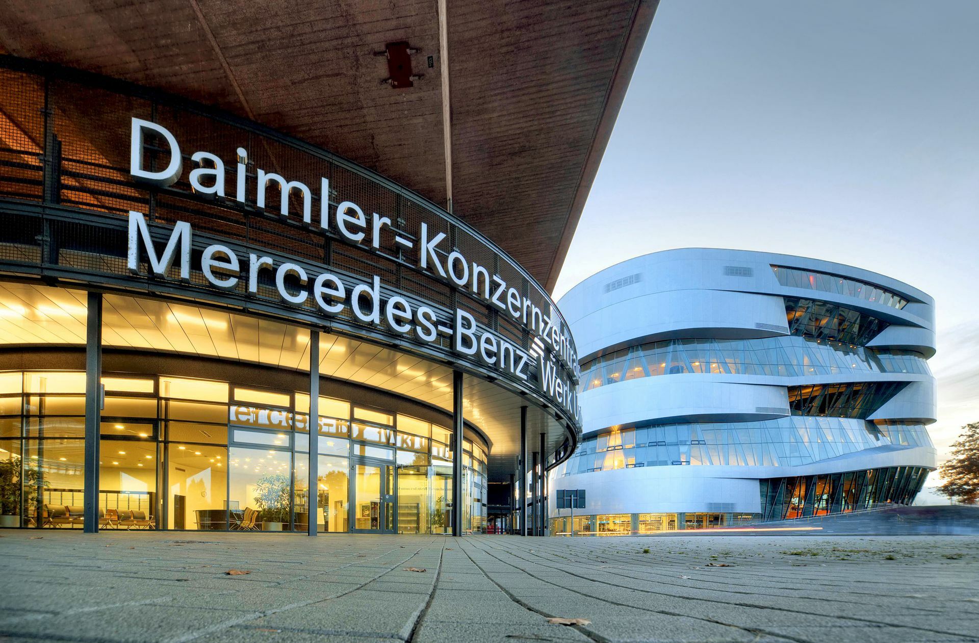 Derzeit wird über den Umbau des  Daimler-Werks Stuttgart-Untertürkheim verhandelt – hier ist auch die Konzern-Zentrale. Im Hintergrund das Museum Foto: imago/Arnulf Hettrich