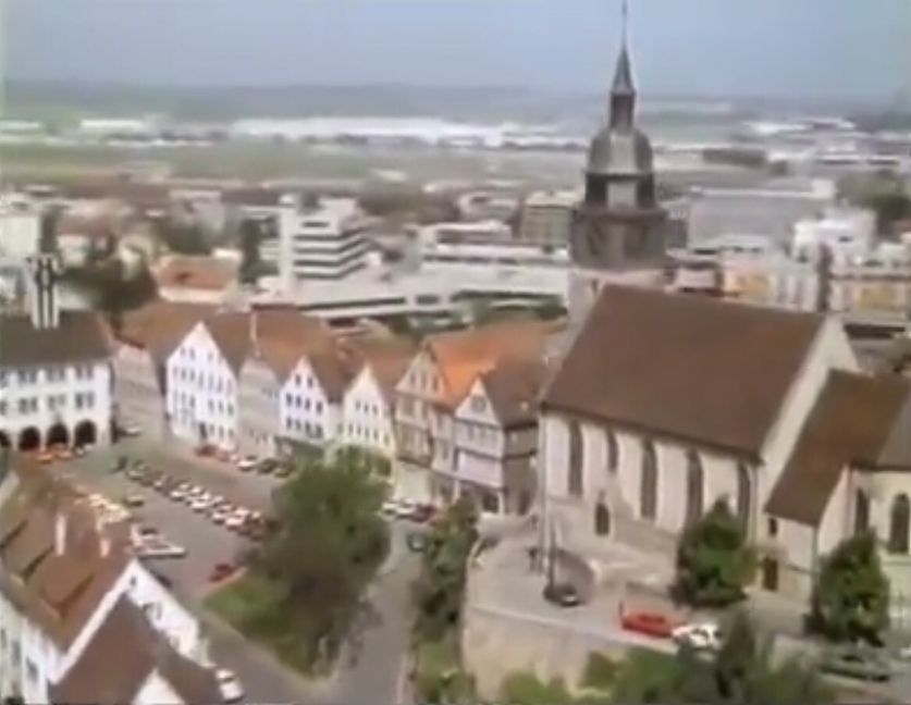 Der Blick auf den Böblinger Schlossberg der 1970er Jahre von oben zeigt, dass der Marktplatz vor allem für parkende Autos da gewesen ist. Bilder: Leonaris-Film
