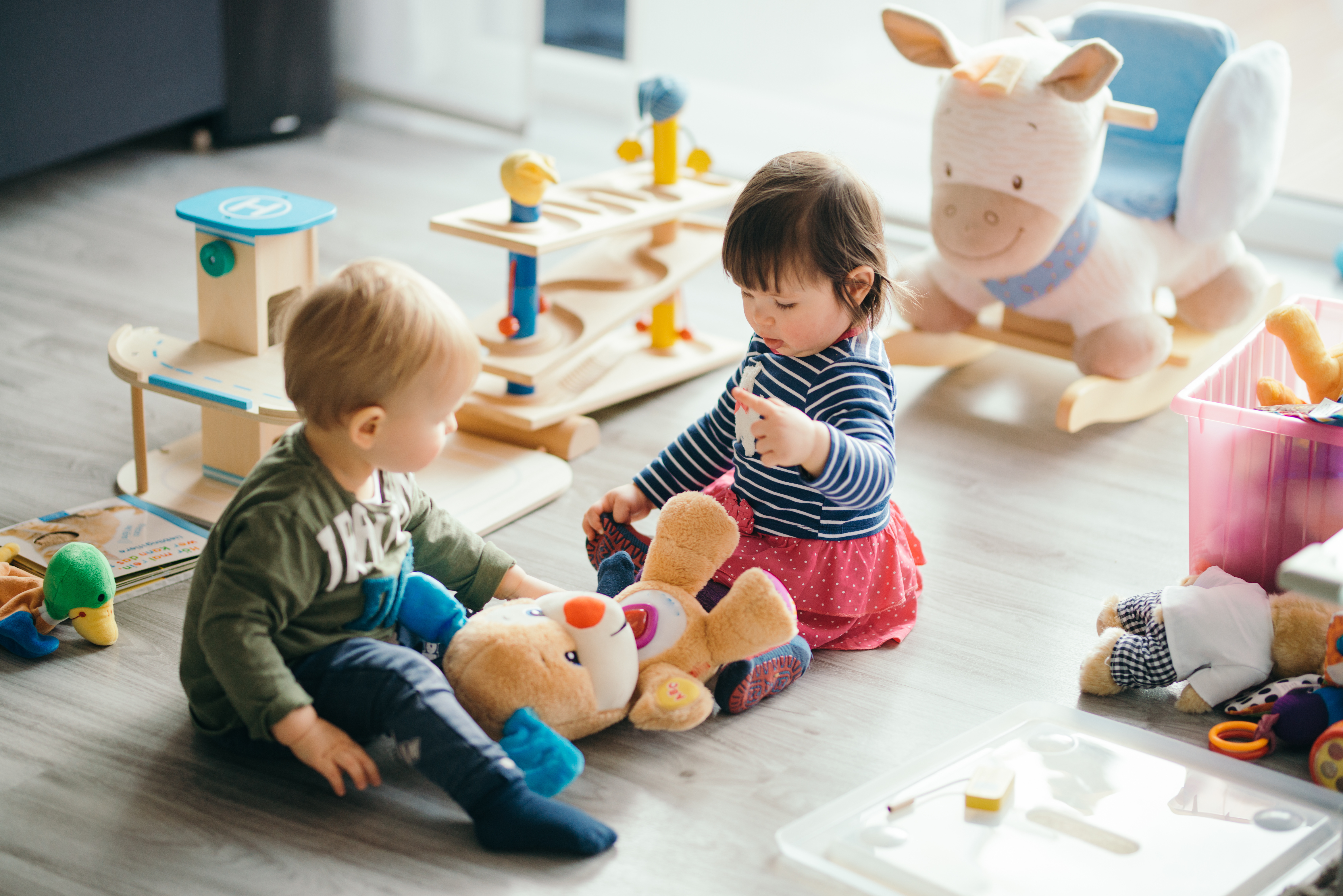 Nach neuen Studien soll auf das Abstandsgebot bei Kindern bis zehn Jahre verzichtet werden. Bild: Adobe Stock / Very Ulissa