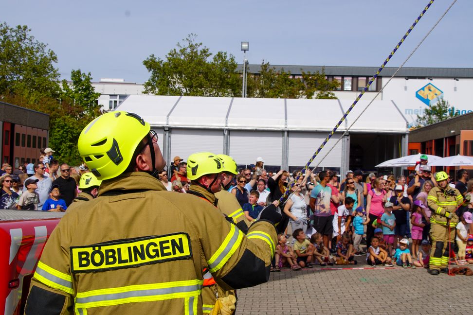 Eine von sieben viel bestaunten Schauübungen der Böblinger Feuerwehr war die Rettung aus der Höhe. Bild: Dettenmeyer