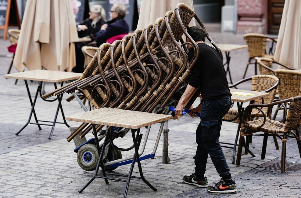 Endlich wieder Gäste in Sicht: die Gastronomie rüstet ihre Außenbereiche Foto: dpa/Uwe Anspach