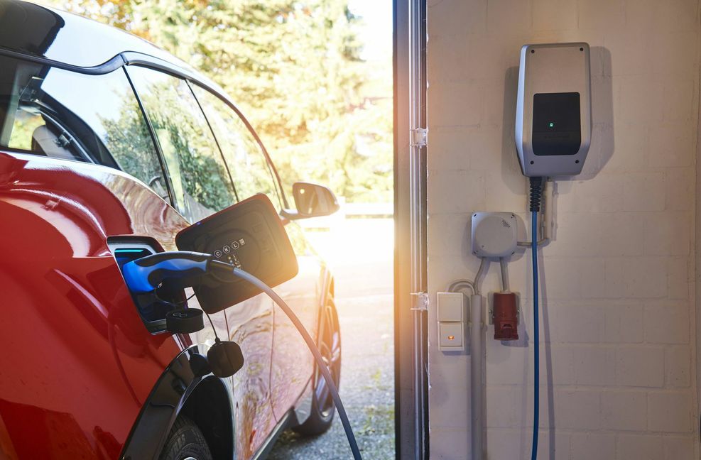 Künftig könnten Wallboxen nur dann zügig angeschlossen werden, wenn ihr Besitzer Eingriffe des Netzbetreibers zulässt.