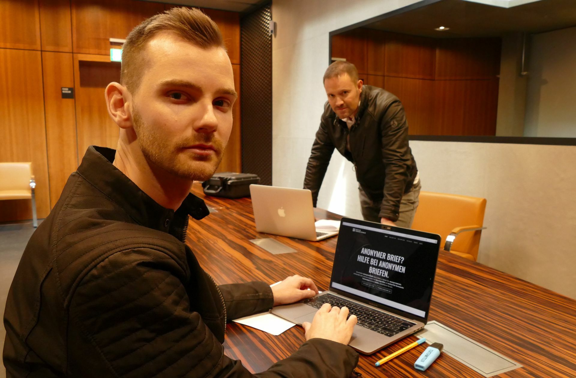 Leo Martin und Patrick Rottler beschäftigen sich täglich mit anonymen Schreiben.