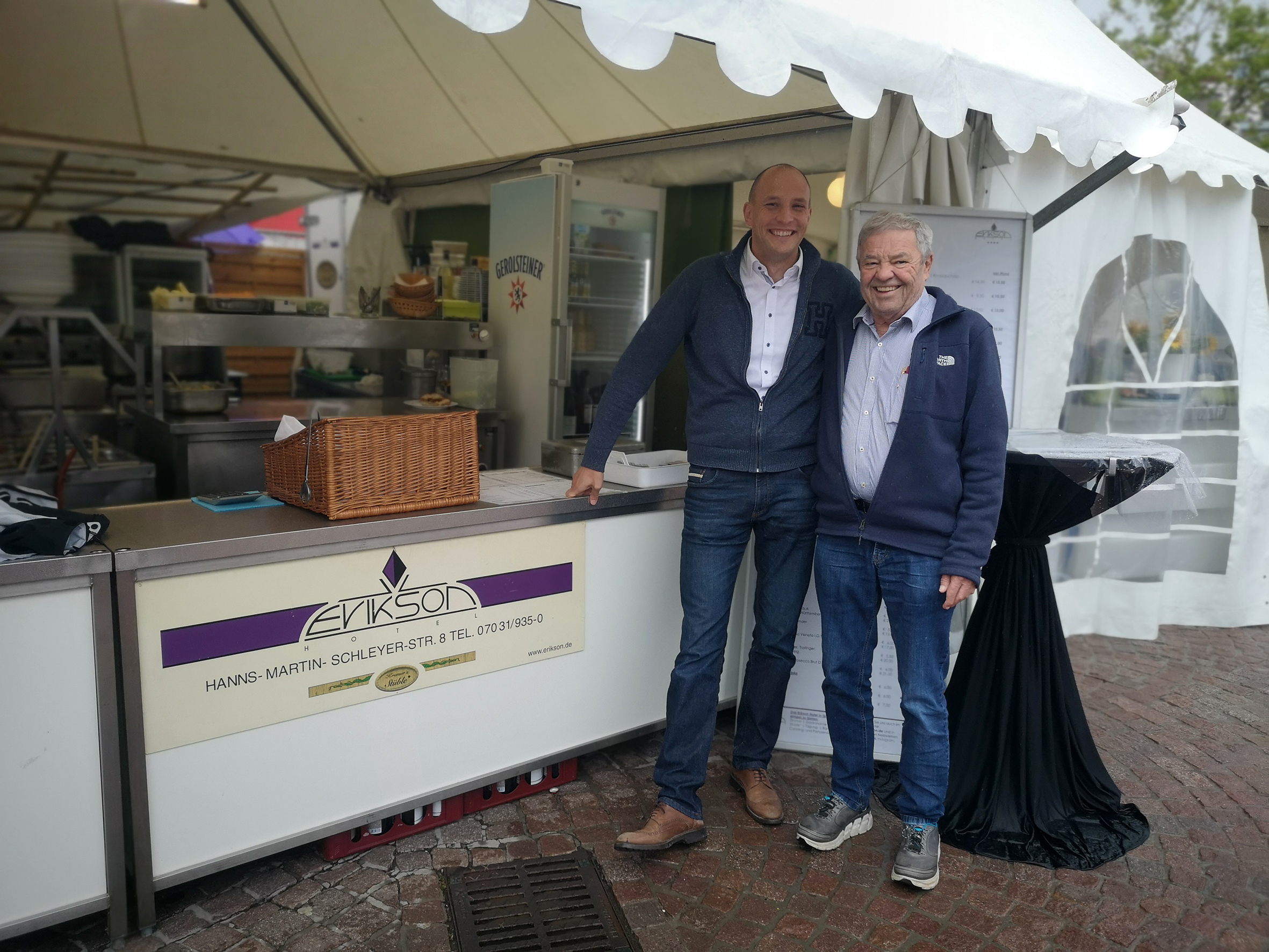 Gastronom Peter Kramer und sein Vater Wolfgang Kramer sind am Abschlusstag des Schlemmermarktes bestens gelaunt. Bild: Groß