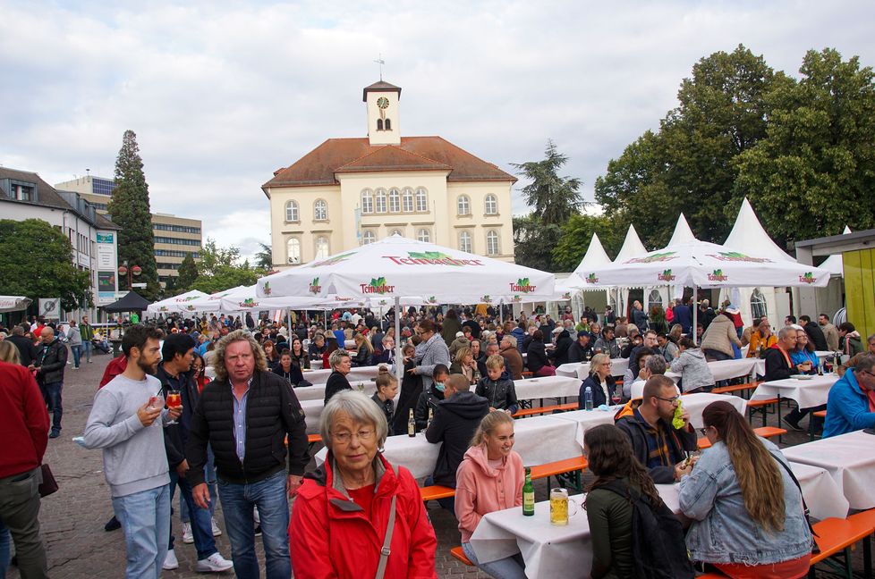 Auch am Samstag war der Sindelfinger Schlemmermarkt auf dem oberen Marktplatz gut besucht. Am Sonntag bauten die Gastronomen am Abend allerdings wegen des schlechten Wetters schon vor dem eigentlichen Ende um 21 Uhr ihre Stände ab. Bild: Dettenmeyer