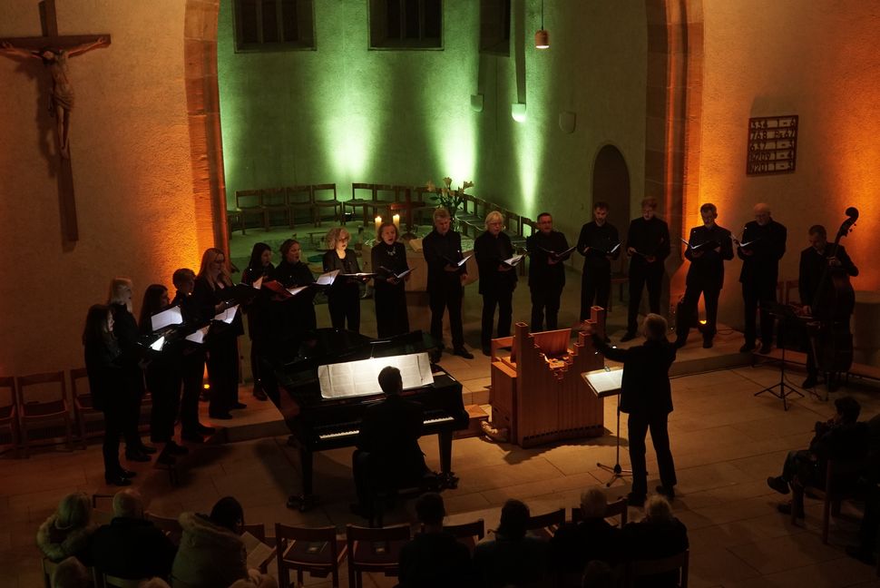 Stephan Bergdolt dirigierte das Böblinger Vokalensemble bei der Uraufführung der Hoffnungslieder. Komponist Jäger sitzt am Klavier.          Bild: Heiden