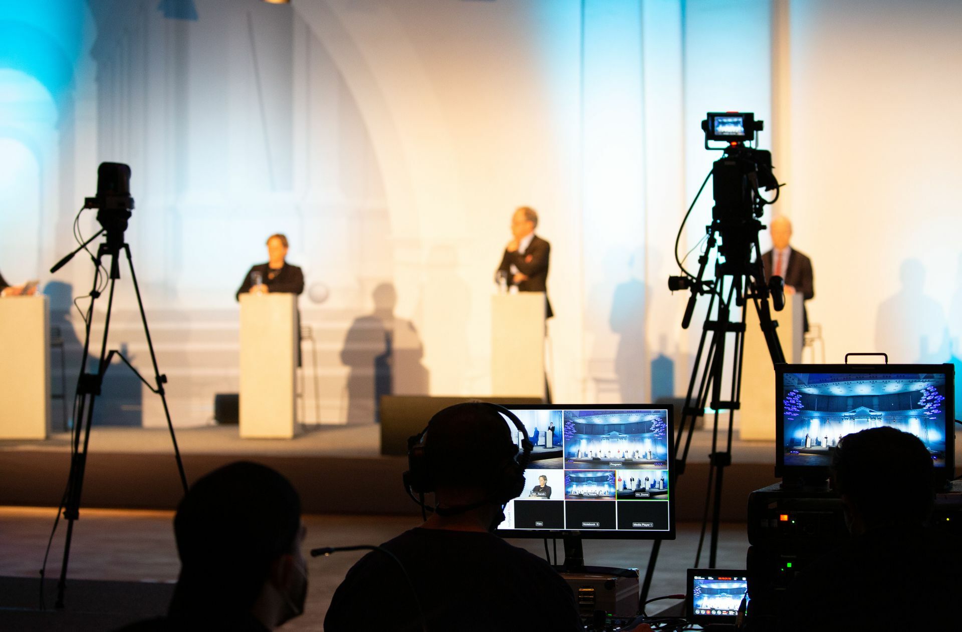 Kameras und Bildschirme statt Zuschauerinnen und Zuschauer: Die Diskussion wurde live im Internet auf dem Youtube-Kanal der Stuttgarter Nachrichten und Stuttgarter Zeitung übertragen. Foto: LICHTGUT