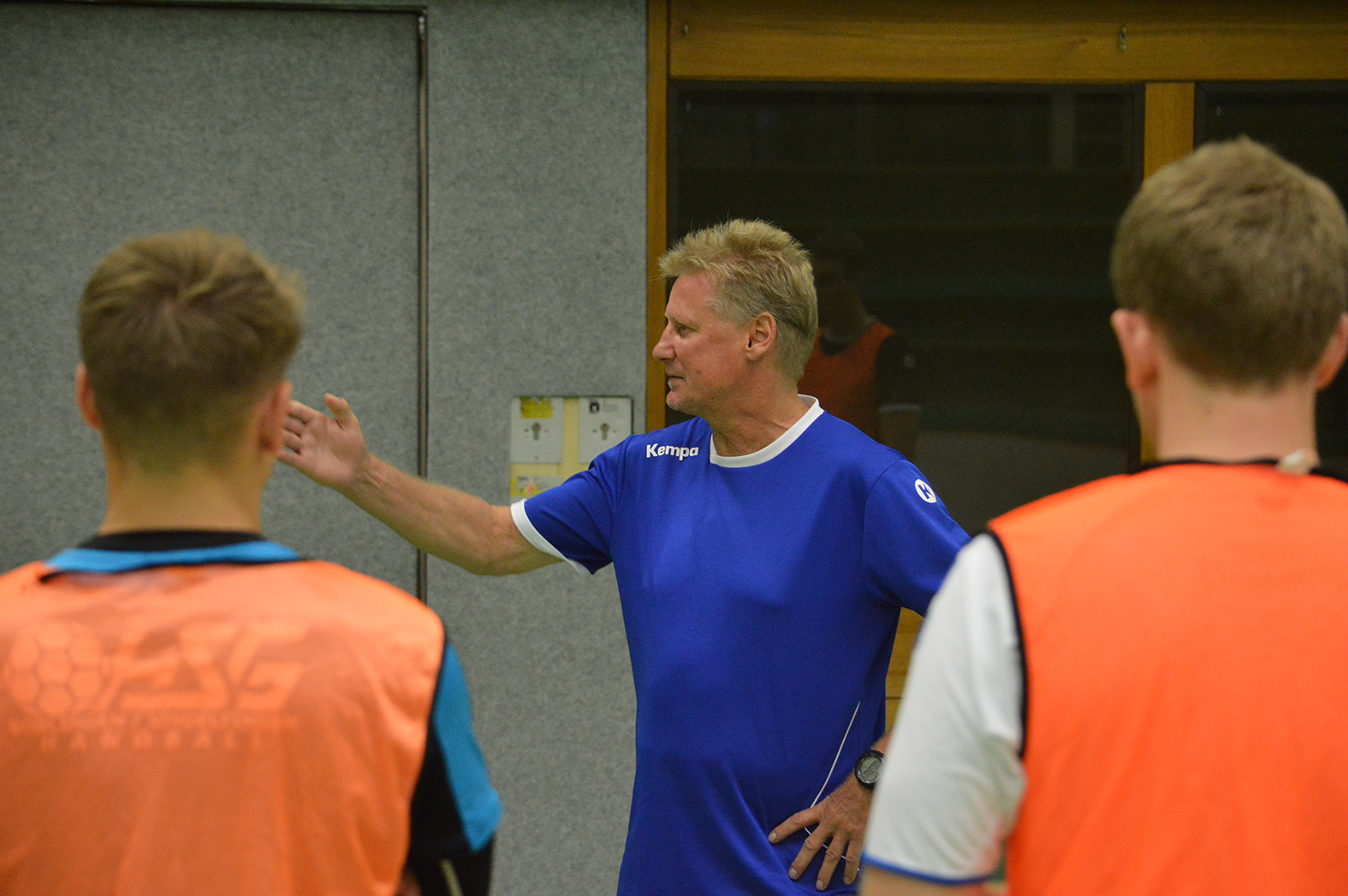 Harry Sommer gibt beim Training am Dienstagabend in der Sommerhofenhalle die Richtung vor.Bild: Zvizdiç