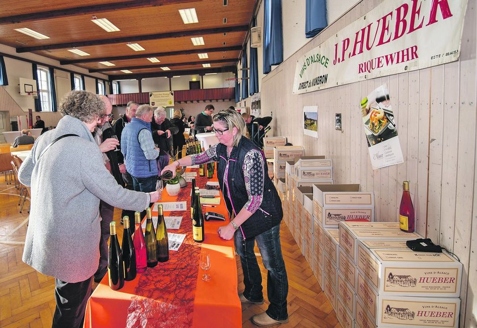 Alle Jahre ein ähnliches Bild in der Merklinger Festhalle: Feinste Elsässer Weine können bei den Riquewihrer Weintagen probiert werden. Bild: Richter