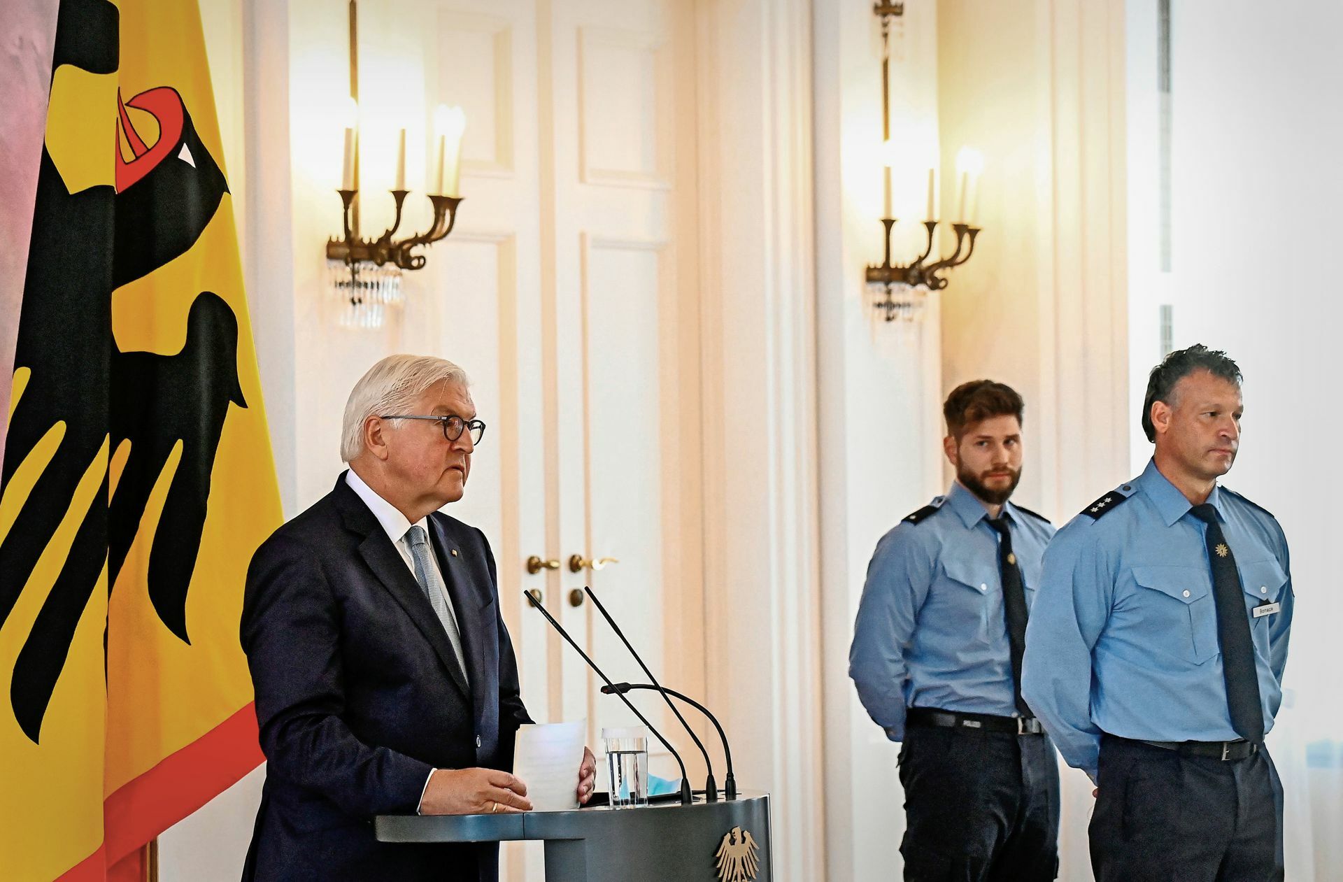 Bundespräsident Frank-Walter Steinmeier hat den Beamten, die vor dem Reichstag eingriffen, gedankt.Symbolträchtiger Ort: das Reichstagsgebäude