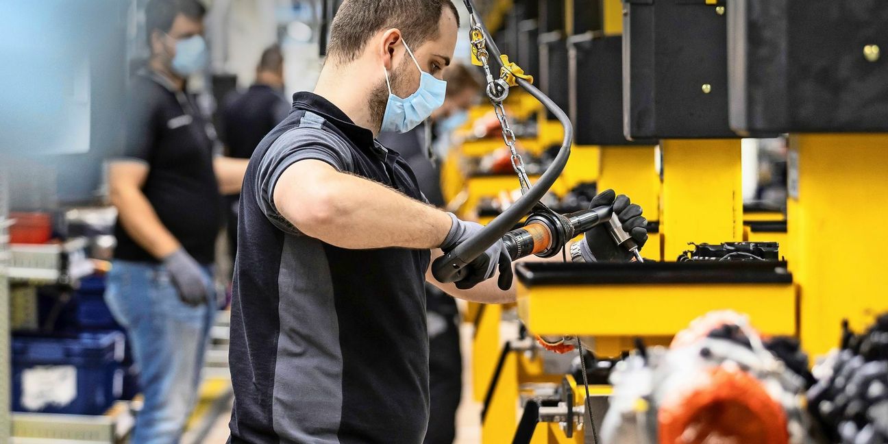Die Produktion bei Daimler in Stuttgart-Untertürkheim hängt derzeit noch stark am Verbrennungsmotor.