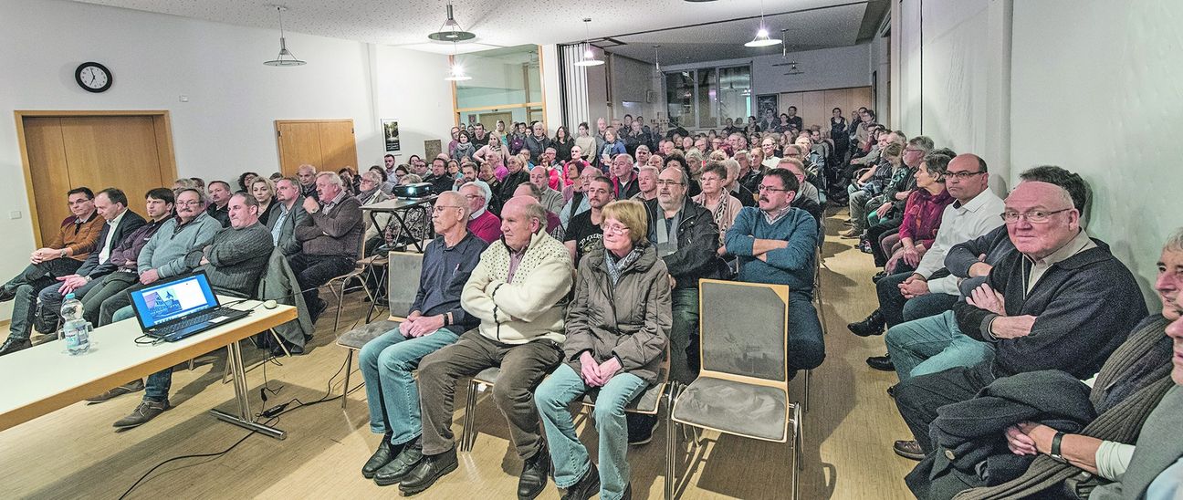 Die 160 Sitzplätze im Schafhausener Gemeindesaal reichten nicht. Einige mussten sogar stehen.  Bild: Richter