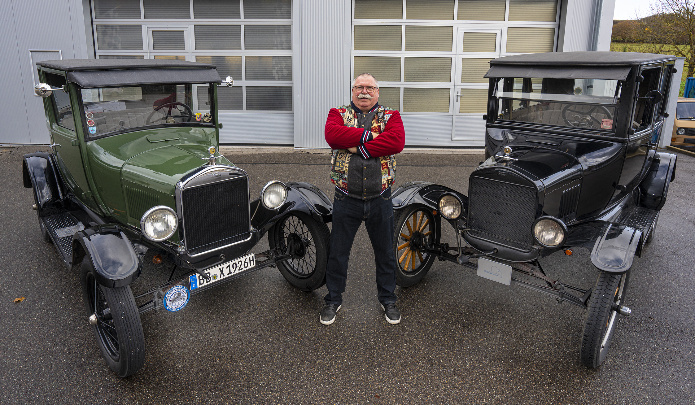Reiner Wilhelm mit zwei seiner Oldtimer, beides Ford-T-Modelle, Baujahre 1924 und 1926.         Bild: Richter