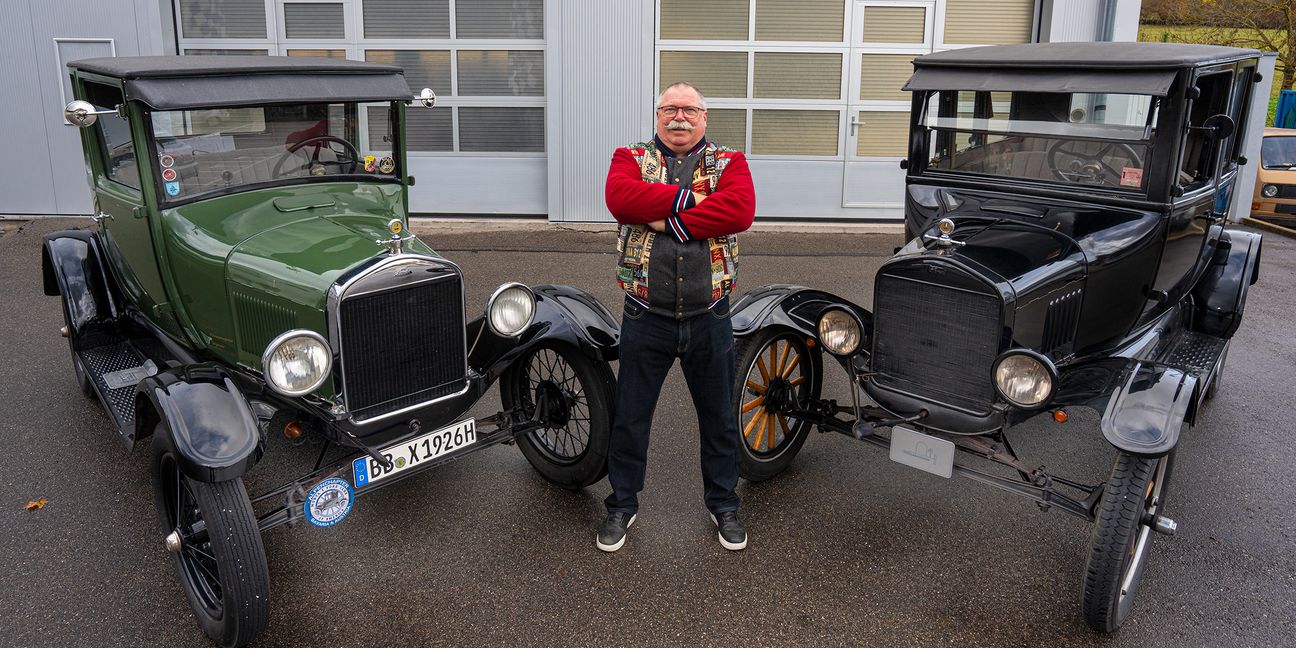 Reiner Wilhelm mit zwei seiner Oldtimer, beides Ford-T-Modelle, Baujahre 1924 und 1926.         Bild: Richter