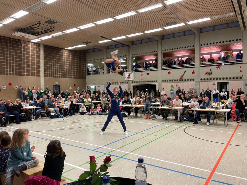 Johanna & Franz Rothballer zeigen akrobatische Übungen und siegten in der Böblinger Rappenbaumhalle. Bild: z