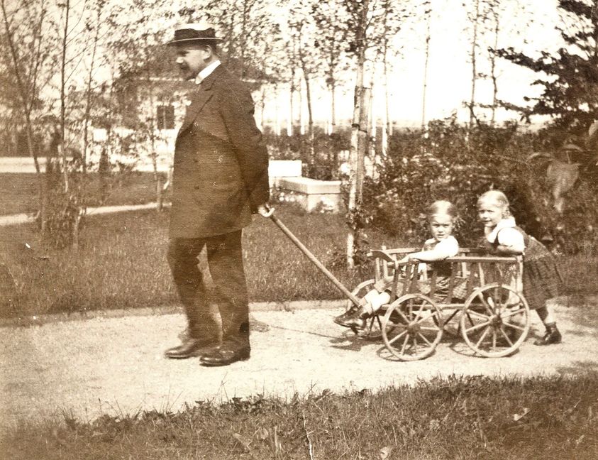 Die Idylle im großen Park der Villa Wittmann am Stadtrand von Sindelfingen ist trügerisch: Fabrikant Erwin Wittmann zieht den Leiterwagen mit seinen Töchtern Margot und Doris durch den Garten. Seine Frau Anita setzt ihrem Leben 1931 ein Ende, er stirbt 1936 und sein Haus wird von der Stadt Sindelfingen übernommen. Bilder: Archiv Bertsch