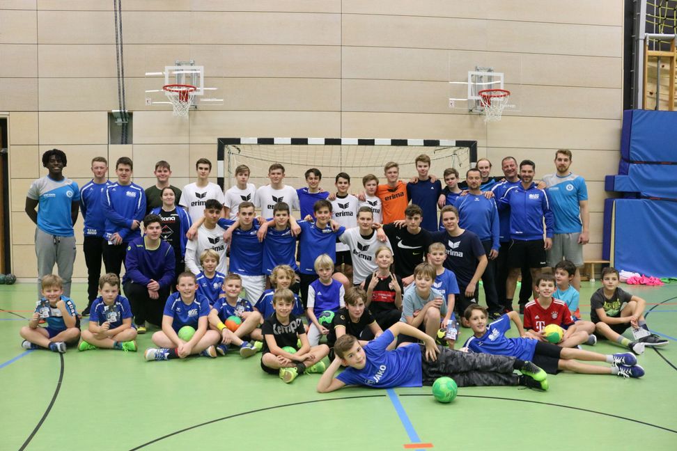 Volles Haus in der Sporthalle Eichholz in Sindelfingen: Bei der montäglichen Trainingseinheit der Jugendspieler der HSG Böblingen/Sindelfingen hörte alles auf das Kommando der Handball-Bundesligaspieler vom TVB Stuttgart Luis Foege (stehend ganz links) und Rudolf Faluvégi (stehend ganz rechts).  Bild: Bilaniuk