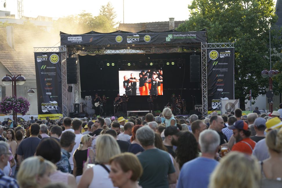So voll ist der Sindelfinger Marktplatz wohl nur bei „Sindelfingen rockt“: Am Mittwochabend kamen Tausende von Besuchern zum ersten Konzert der Veranstaltungsreihe in die Innenstadt. Ob auch die weiteren vier Konzerte dort stattfinden dürfen, ist allerdings unsicher. Bild: Dettenmeyer