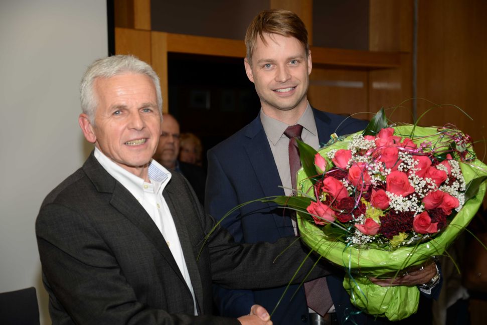 Tobias Heizmann gewinnt mit 94 Prozent der Stimmen die Schönaicher Bürgermeisterwahl. Sein Stellvertreter Norbert Mezger (links) hatte das Ergenis verkündet.    Bild: Schwarz