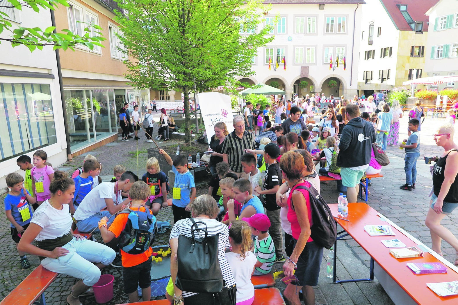 Quietsche-Enten angeln, Buttons basteln oder Eierlauf: Bei der 10. Kinderolympiade auf dem Böblinger Marktplatz gab es allerhand zu entdecken. Bild: Groß