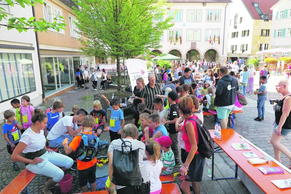 Quietsche-Enten angeln, Buttons basteln oder Eierlauf: Bei der 10. Kinderolympiade auf dem Böblinger Marktplatz gab es allerhand zu entdecken. Bild: Groß