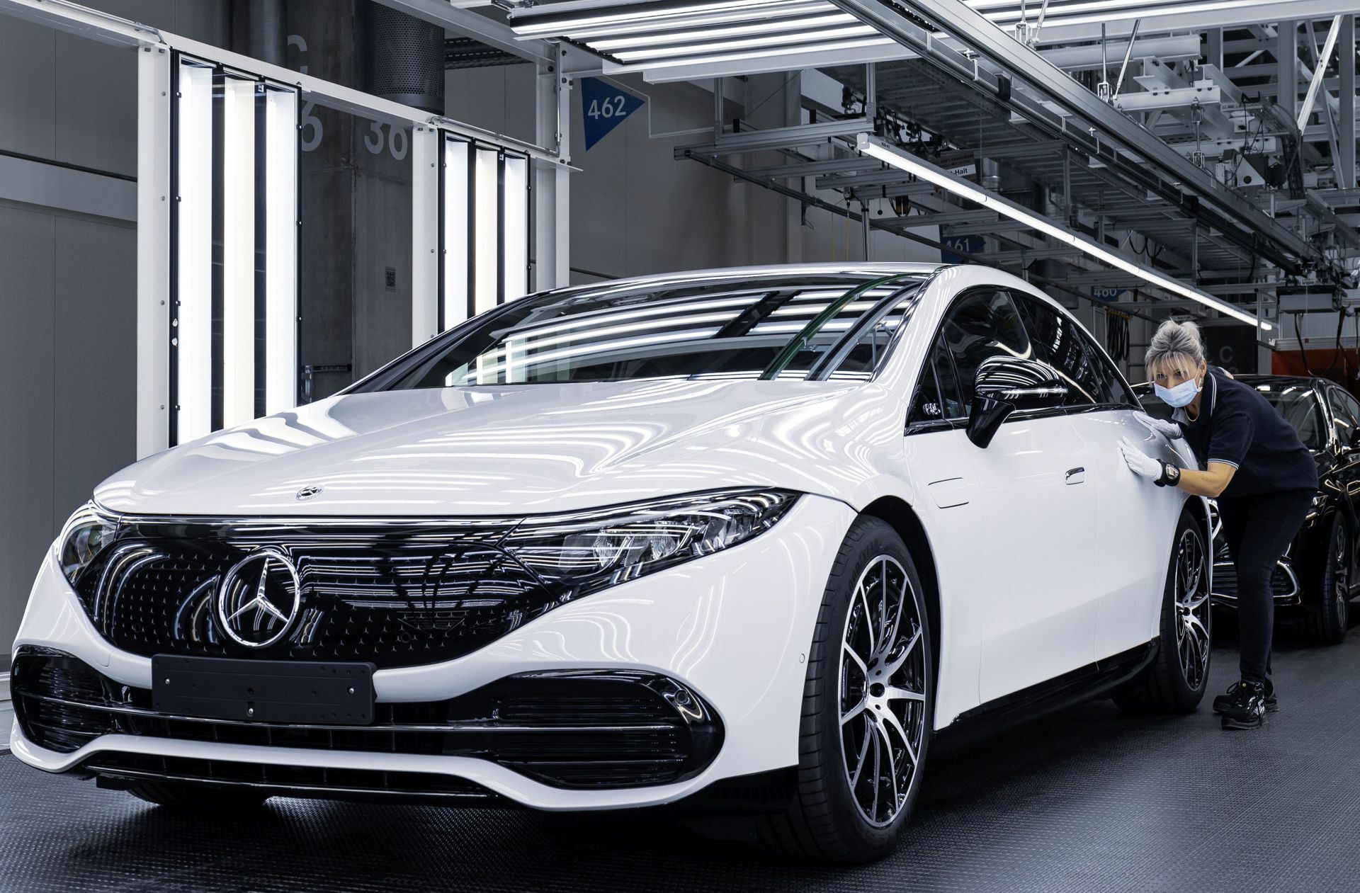 Eine Mitarbeiterin prüft einen in Sindelfingen gebauten EQS.
 Foto: Mercedes-Benz AG