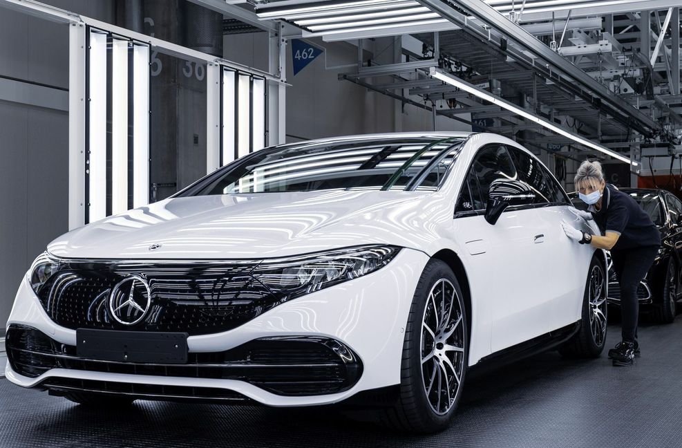 Eine Mitarbeiterin prüft einen in Sindelfingen gebauten EQS.
Foto: Mercedes-Benz AG