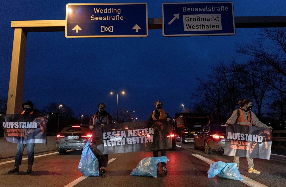 Umweltschützer bei einer Autobahnblockade in Berlin