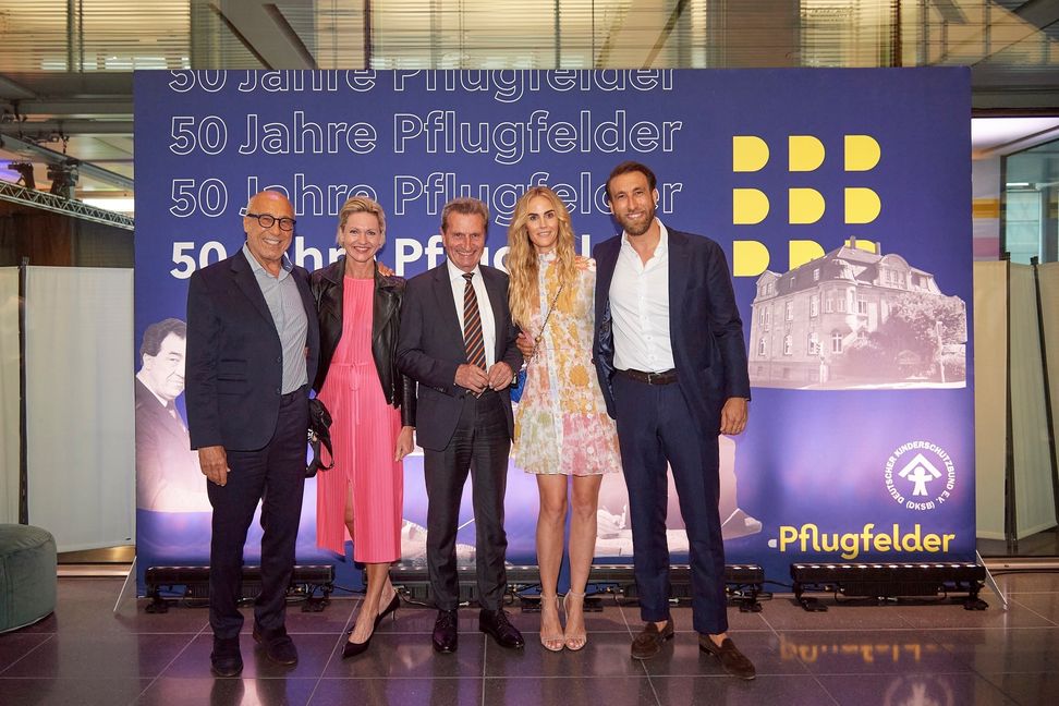 Glückliche Gesichter bei der Pflugfelder-Jubiläumsparty (von links): Jürgen Pflugfelder, Bärbel Bleher, Günther Oettinger, Sina Pflugfelder und Julian Pflugfelder. Bild: Dettenmeyer