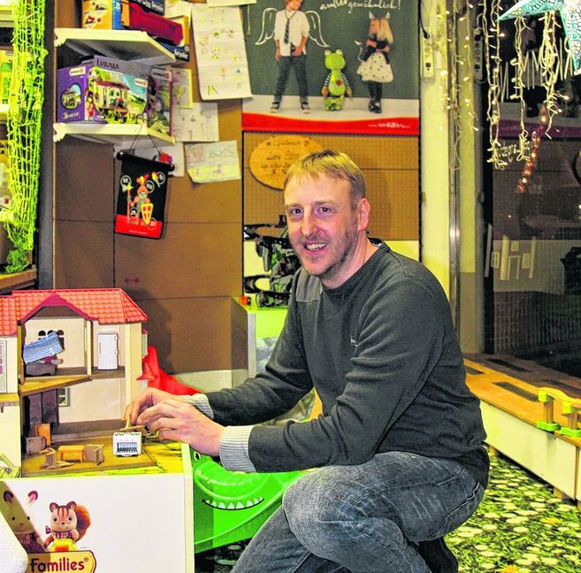 Sascha Rudolph in seinem Spielwarenladen Wünschegarten in Schönaich. Damit hat er sich einen Lebenstraum erfüllt und macht damit Kinder glücklich.  Bild: Denner