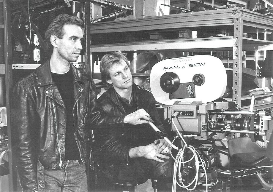 Roland Emmerich (links) bei Dreharbeiten für "Joey". Bild: Filmverlag der Autoren