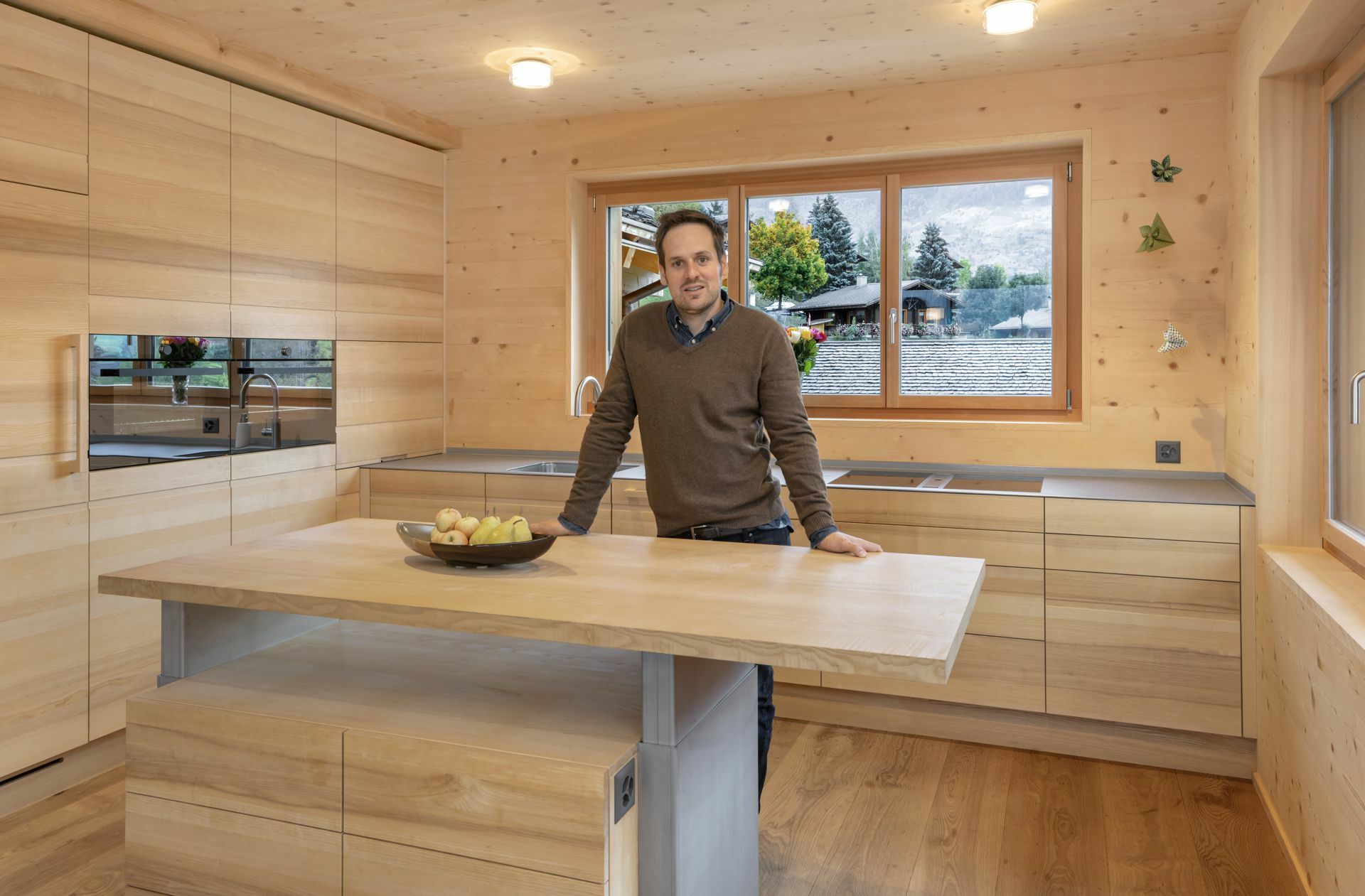 Der ehemalige Ski-Weltmeister Daniel Albrecht in seinem fast ausschließlich aus Mondholz gefertigten Haus im Wallis.