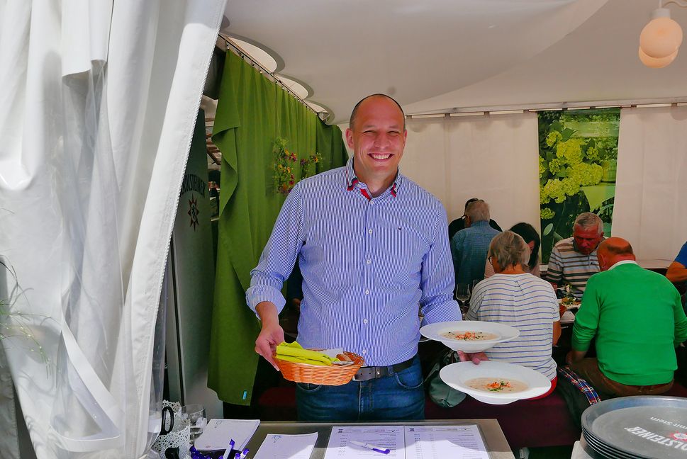 Einen guten Appetit wünschen Peter Kramer und seine Gastronomen-Kollegen vom Sindelfinger Schlemmermarkt. Bild: Jung