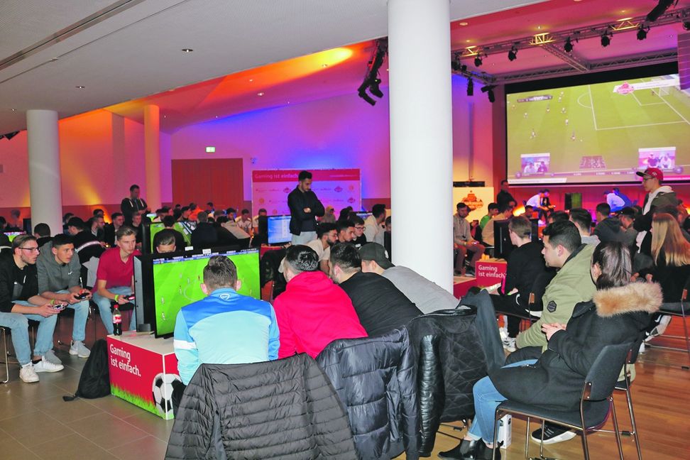 Volles Haus im Böblinger Sparkassen-Forum: 150 Zocker kämpften am Sonntagnachmittag an der Playstation-Konsole um Tore, Siege und Preisgelder.  Bild: Bilaniuk