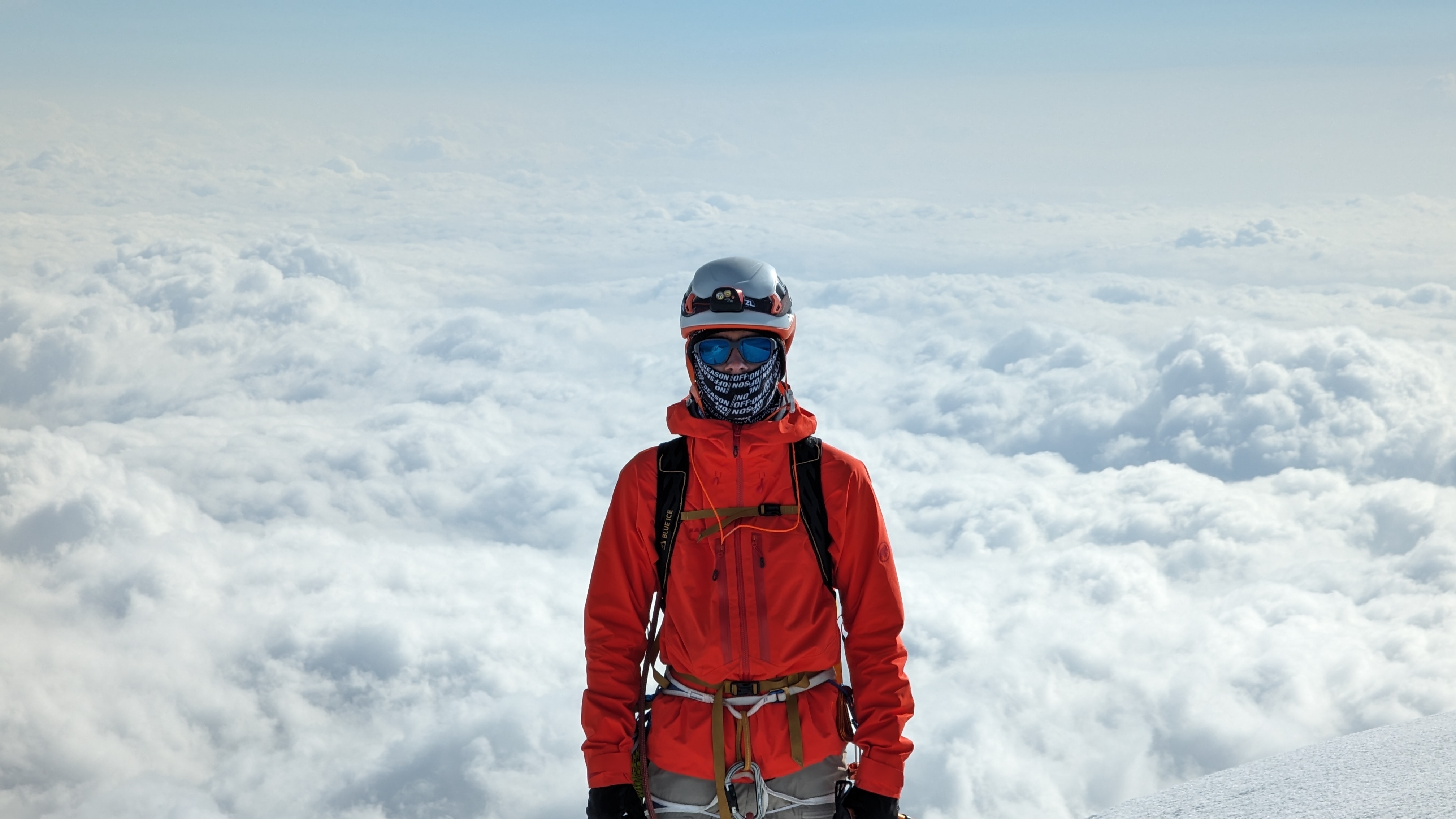 „Seitenstecher“-Gleitschirmflieger Jonathan Kalmbach kletterte zur Dolomitenmann-Vorbereitung auf die Parrotspitze (4432 Meter hoch).     Bild: z
