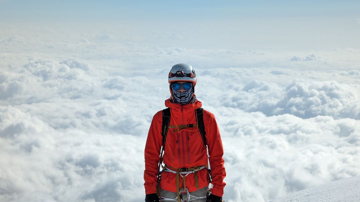 „Seitenstecher“-Gleitschirmflieger Jonathan Kalmbach kletterte zur Dolomitenmann-Vorbereitung auf die Parrotspitze (4432 Meter hoch). Bild: z