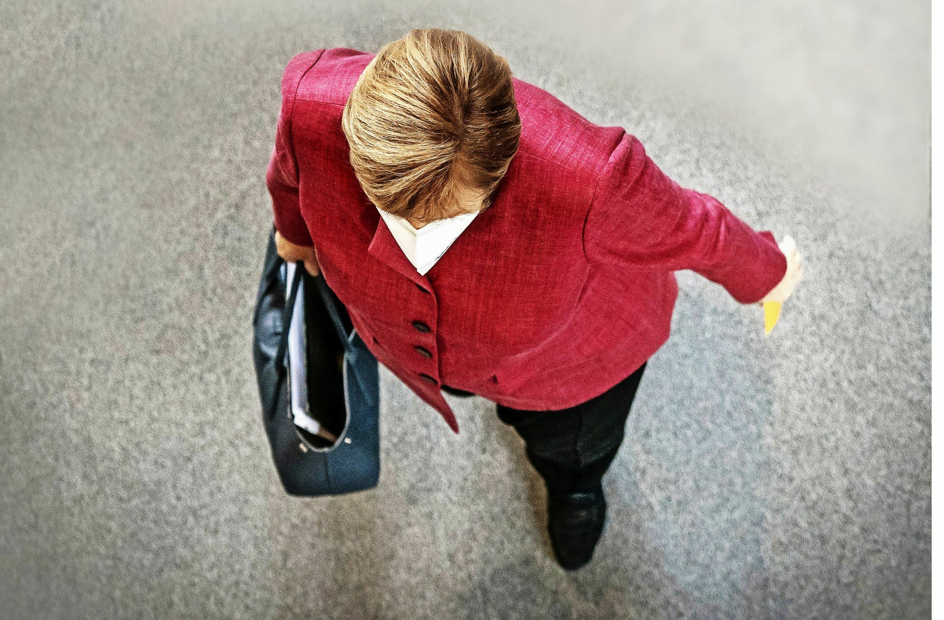 Angela Merkel auf dem Weg zum Rednerpult im Bundestag – dort wird sie auch an diesem Donnerstagvormittag die Corona-Beschlüsse vom Mittwochabend erläutern.