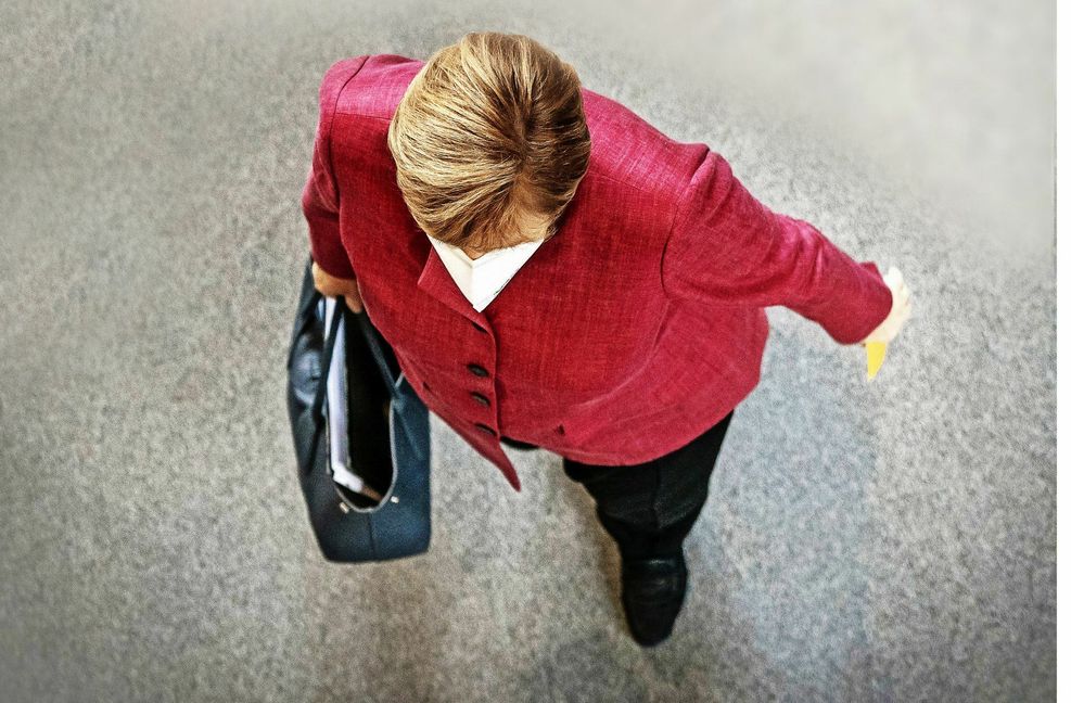Angela Merkel auf dem Weg zum Rednerpult im Bundestag – dort wird sie auch an diesem Donnerstagvormittag die Corona-Beschlüsse vom Mittwochabend erläutern.