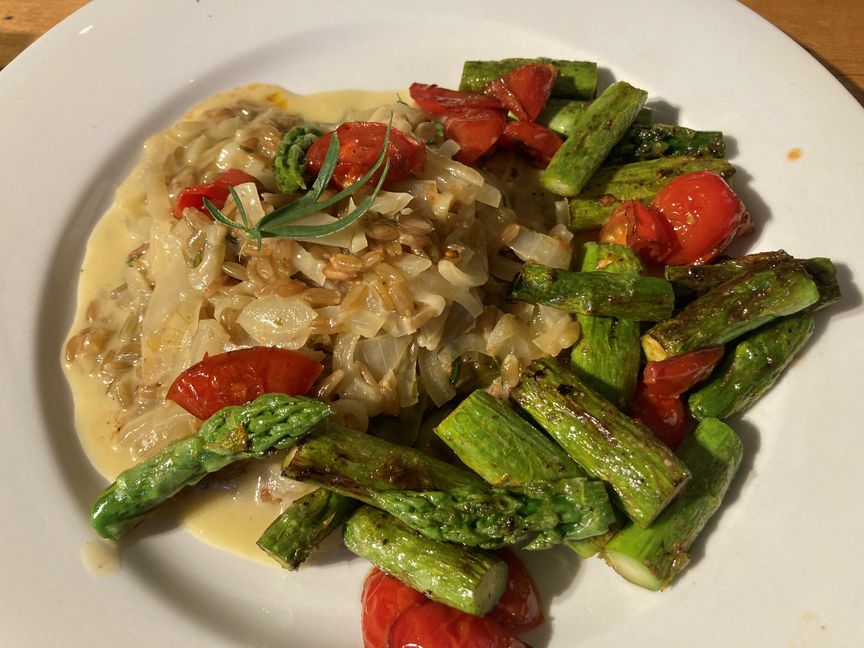 Grünkern-Risotto mit gebratenem Grünen Spargel und Cocktail-Tomaten. Bild Jung