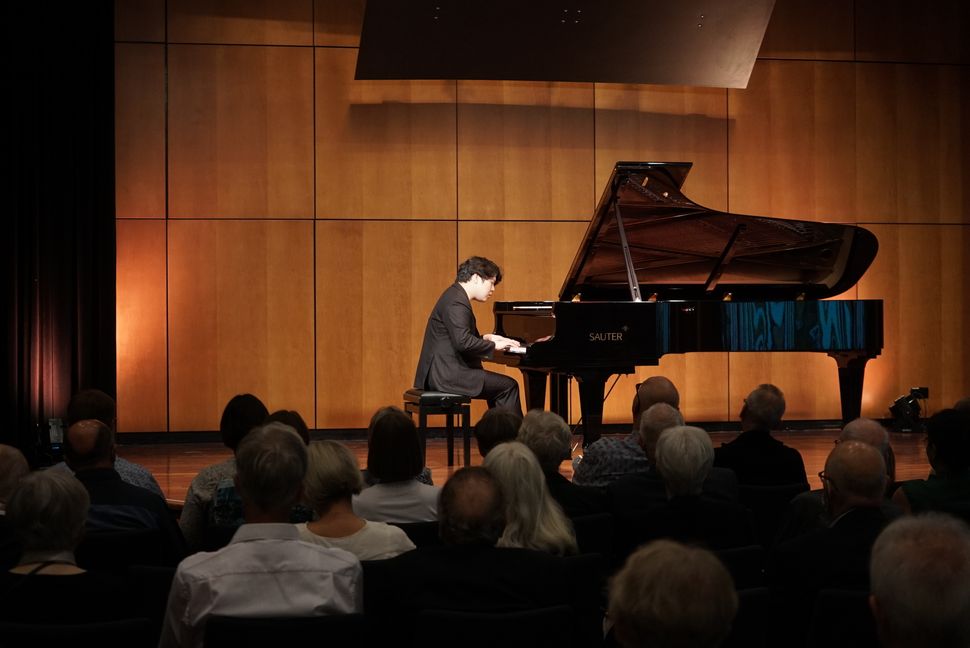 Pianist Jong Hai Park entfesselte einen Begeisterungssturm bei seinem Böblinger Debut. Bild: Heiden
