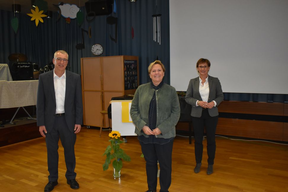 Hoher Besuch in Aidlingen (von links): Bürgermeister Ekkehard Fauth, Kultusministerin Dr. Susanne Eisenmann und Landtagsabgeordnete im Wahlkreis Leonberg, Sabine Kurtz. Bild: Zondler