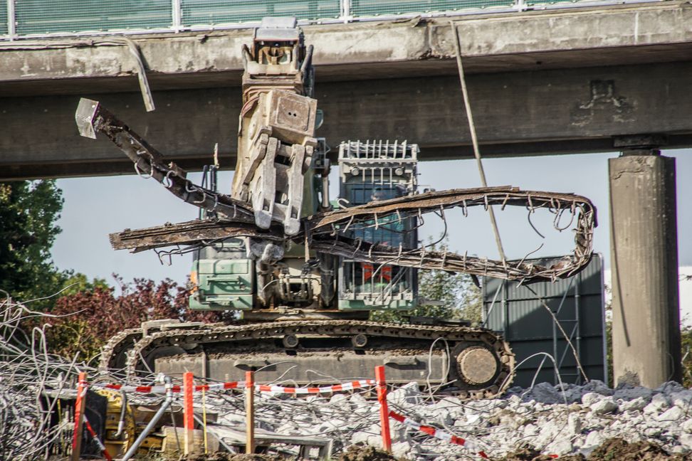 Die eingesetzten Baggerfahrer brauchen für solche Arbeiten rund 15 Jahren Arbeitserfahrung.