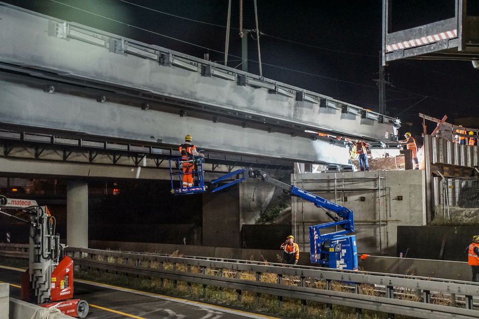 In der Nacht auf Sonntag wurden die neuen Brückenteile eingepasst.