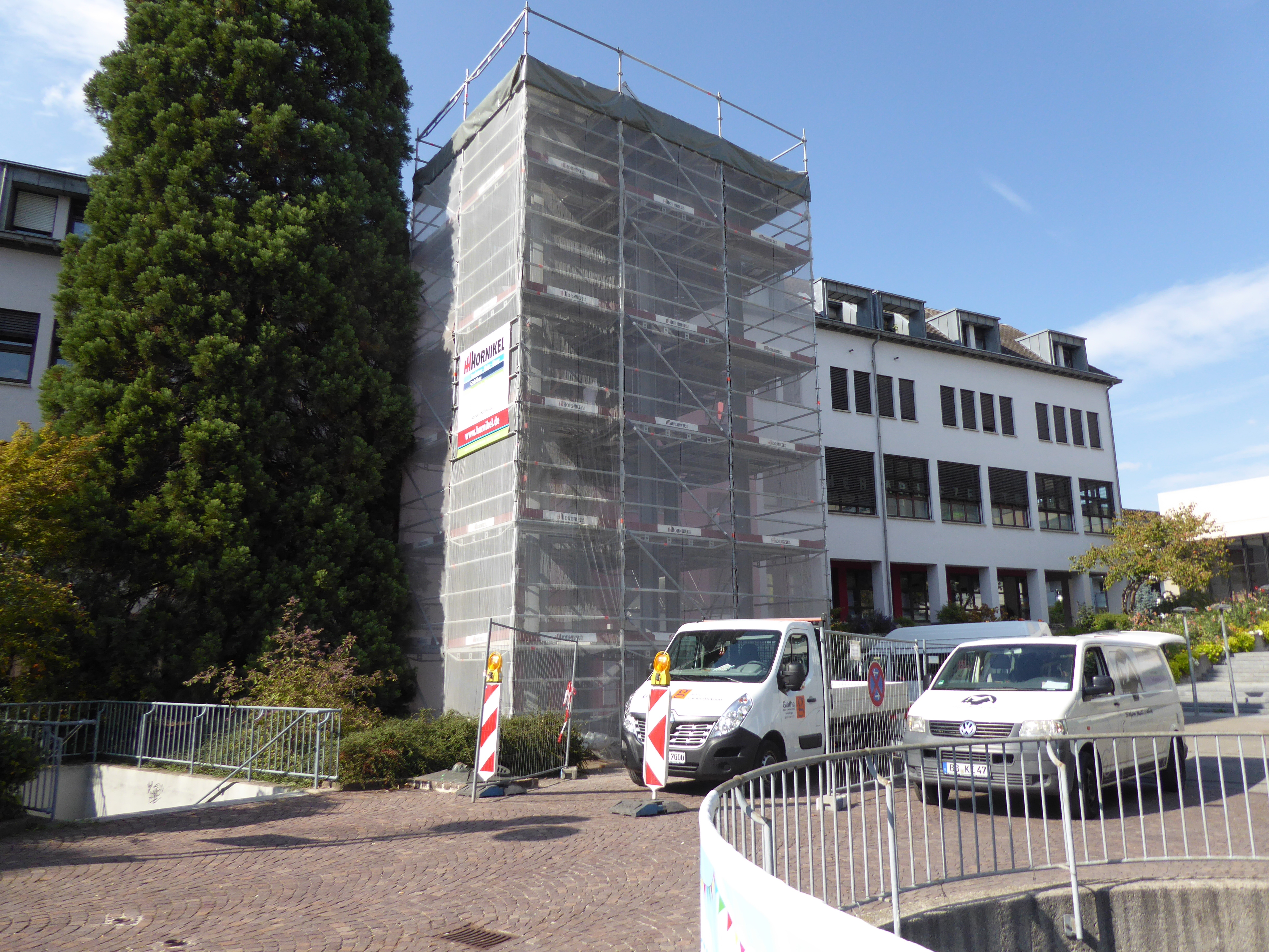 Das Glockenspiel auf dem Sindelfinger Rathausvorplatz wird saniert. Die Stahlkonstruktion mit insgesamt 40 Glocken, die wie das Rathaus seit 2014 unter Denkmalschutz steht, wird derzeit von einem Gerüst umhüllt. „Die Entrostung und der neue Anstrich sind die ersten Schritte, bevor die neuen Stromleitungen gelegt werden“, sagt Rathaus-Pressesprecherin Nadine Izquierdo. Der Gemeinderat hat im Juni beschlossen, das Glockenspiel für 100 000 Euro zu sanieren. Anfang September sind die Arbeiten für die Überprüfung der 1970 eingeweihten Glocken vergeben worden. „Das Spezialunternehmen wird den Zustand prüfen, wir gehen davon aus, dass 2019 das Glockenspiel wieder funktionstüchtig ist“, sagt Nadine Izquierdo.	– peb / Bild: P. Bausch –
